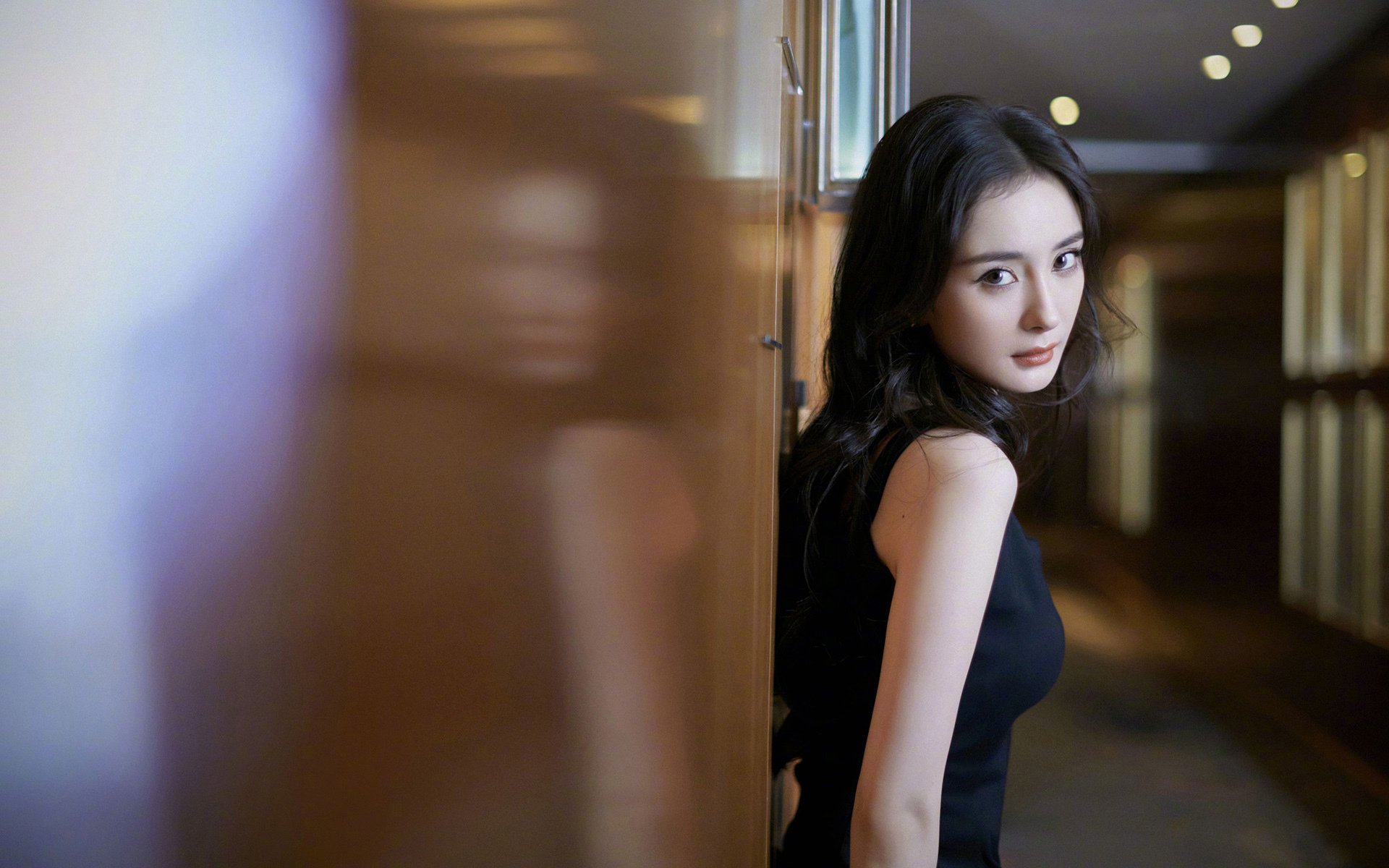 五大联赛是否借助边路深度拉伸创造中路空位,五大联赛中场球员